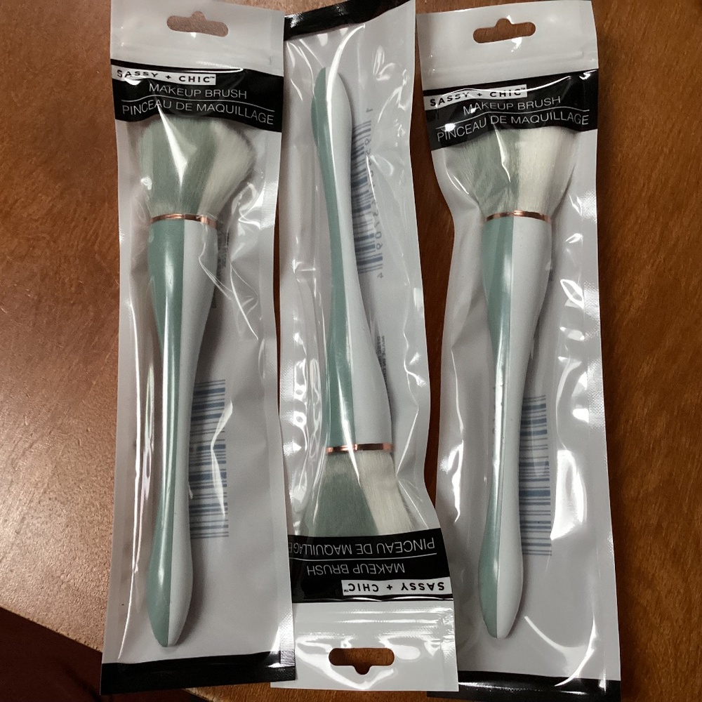 Sassy + Chic Makeup Brush Bundle of 3 New Sealed